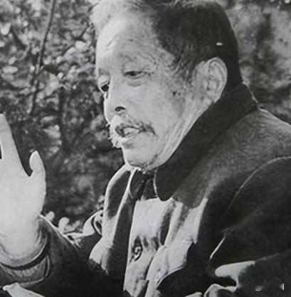 1956年，江湖蛇医当众让毒蛇咬自己舌头，围观群众吓傻了，片刻后他却安然无恙
