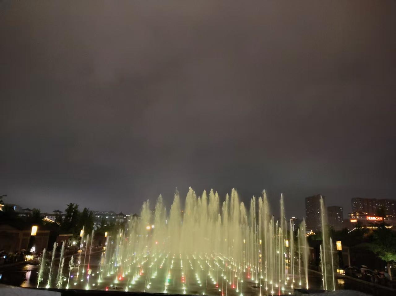 柬:         老泰都轰了我好几天了， 为什么你们都不帮我？

南棒:  