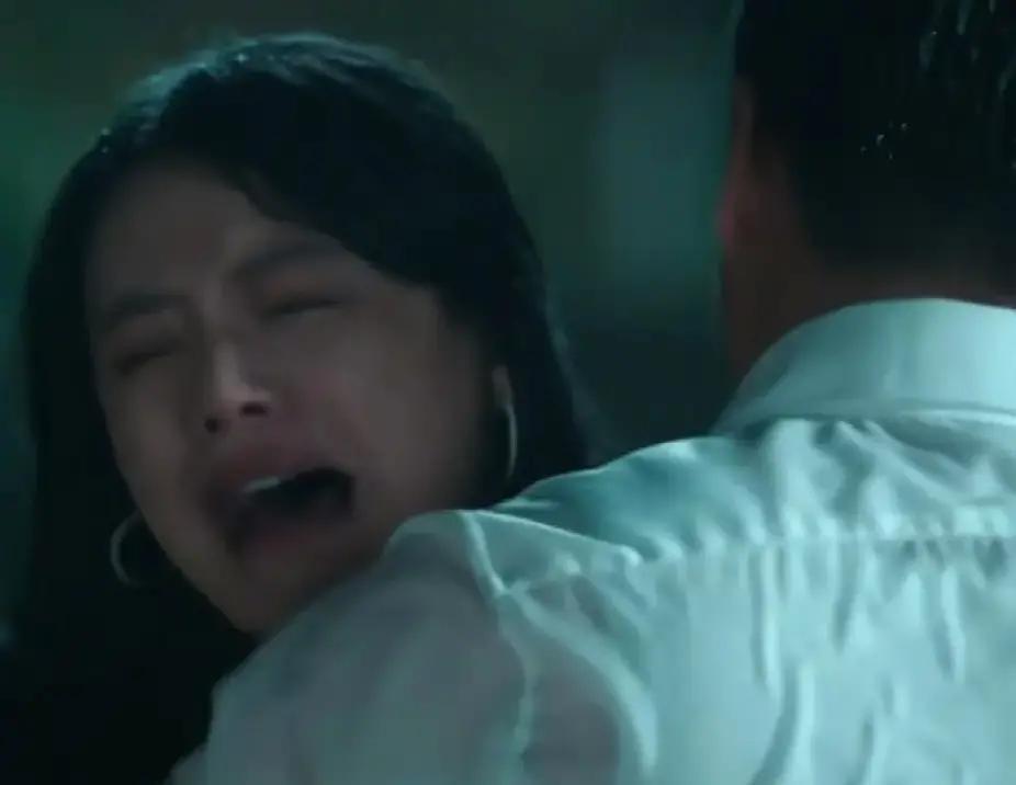 阁楼藏尸20年，凶手竟是亲爹
 
吴飞飞推开那扇发霉的木门，灰尘里躺着一具白骨，