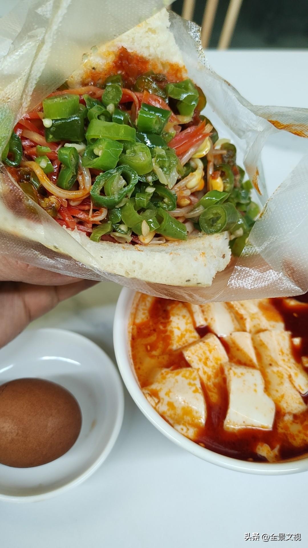 在凤城六路一家生鲜市场里有个“乾县豆腐脑”的店，他家的豆腐脑我吃过好几次，虽然没