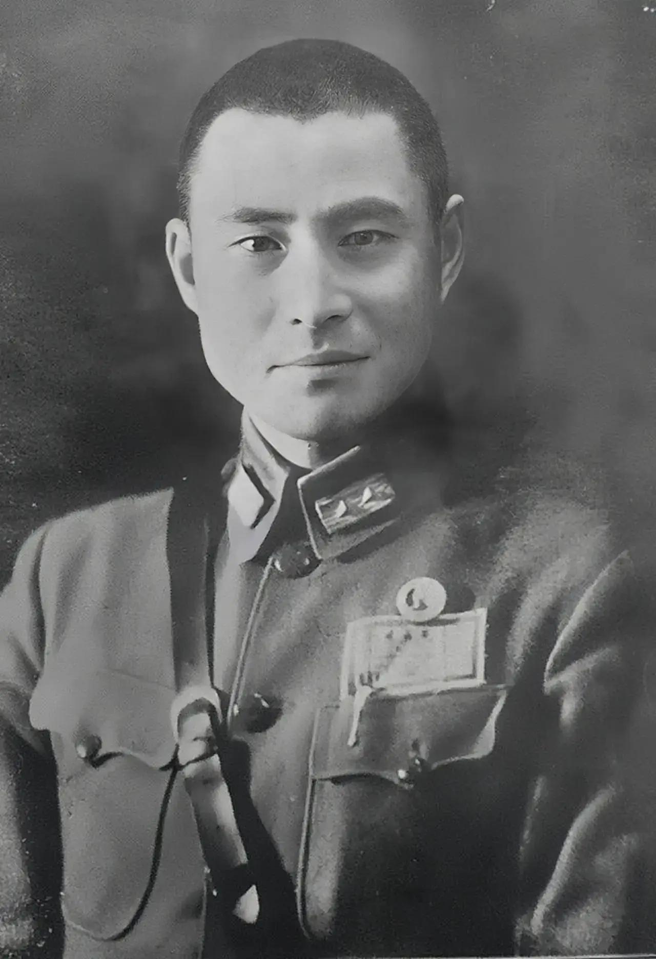 1948年12月25日，新华社最初公布43名国民党头等战犯；随后在文告补充说明里