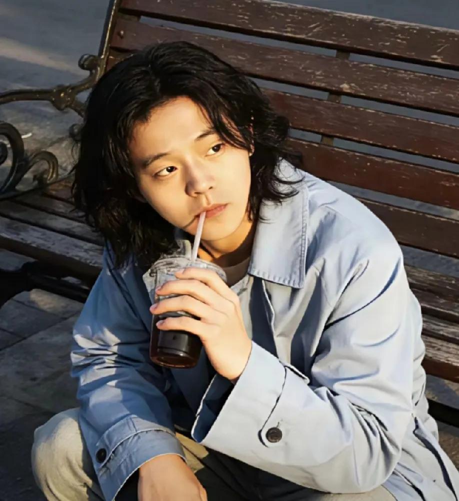 早期的窦唯、谢霆锋、李亚鹏都好像腼腆、青涩的大男孩，气质纯净，长相清秀。
王菲选
