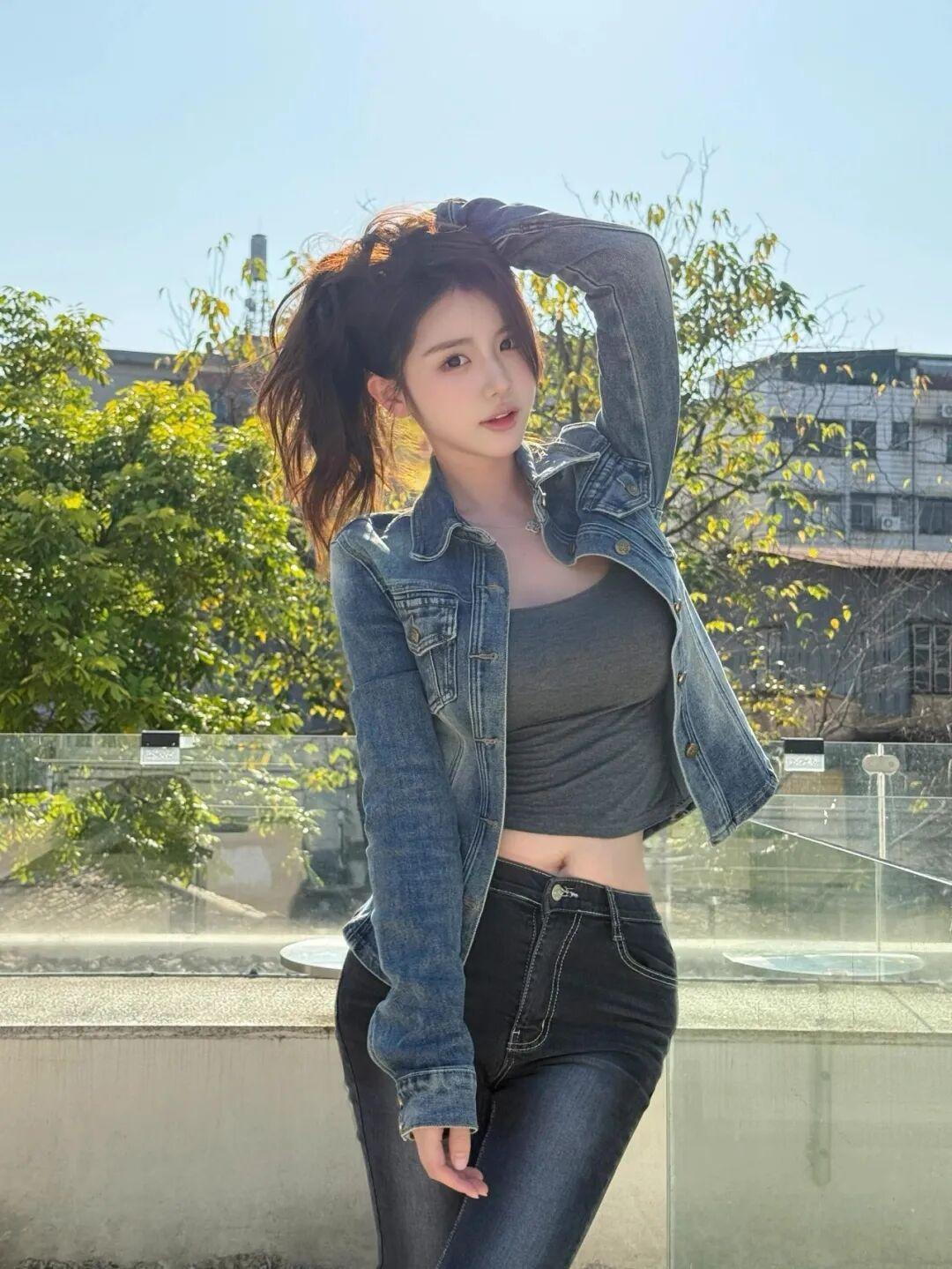 阳光明媚的午后，牛仔外套与黑色紧身裤的完美搭配，尽显青春活力！🌞👗👖
甜辣