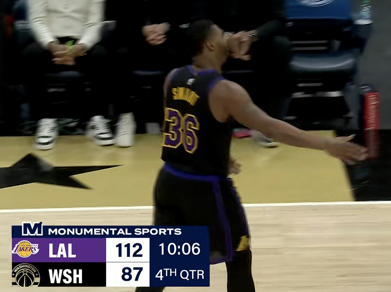 奇才暂停！湖人领先25分！ 比分：112-87湖人vs奇才