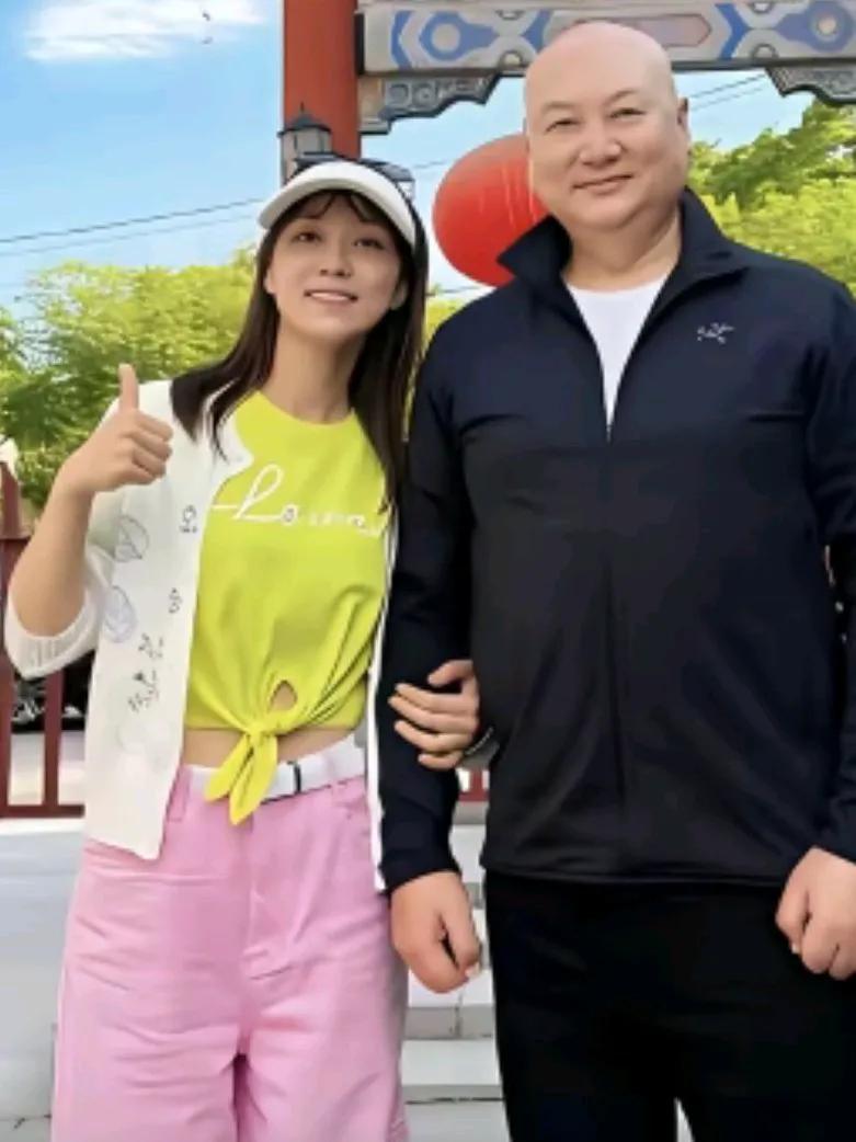 一张照片引起网友的非议，丧妻不足三个月的唐僧扮演者迟重瑞与年轻女子同行，引发了众