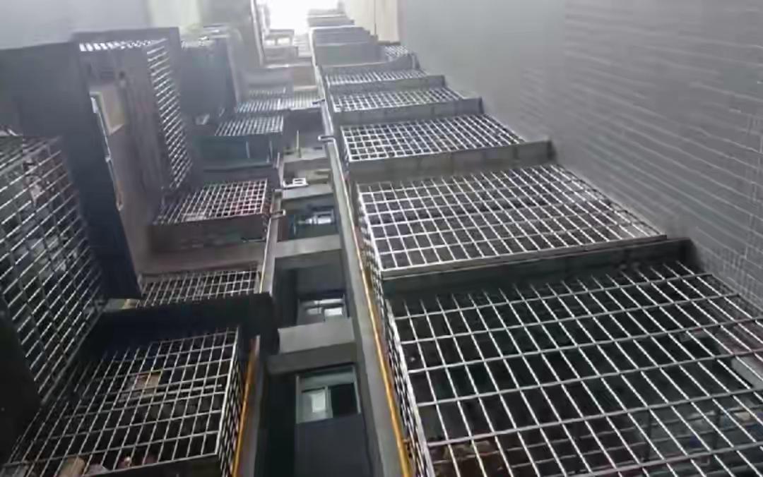 高空抛物惨剧接连发生！张家界老人被菜刀砸伤，南通男子抛厨具获刑，别再拿生命当儿戏