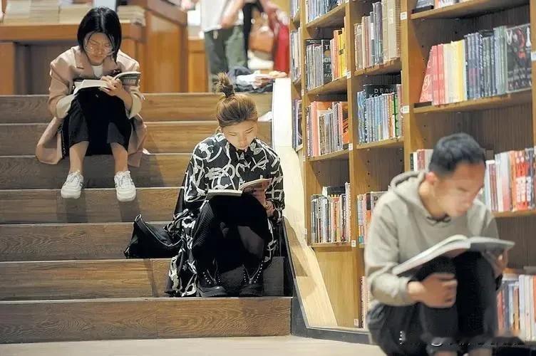 中年，中产最怕什么？

网上流传着一句话：“抹不开面子借钱给不靠谱的亲戚朋友、中