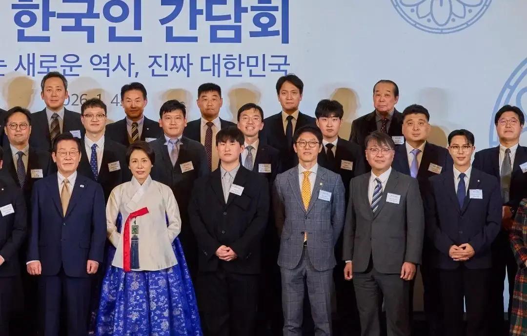 一个细节就能看出侨界聚会里的“隐形分层”。
 
在那场韩国侨界晚宴上，金惠景穿着