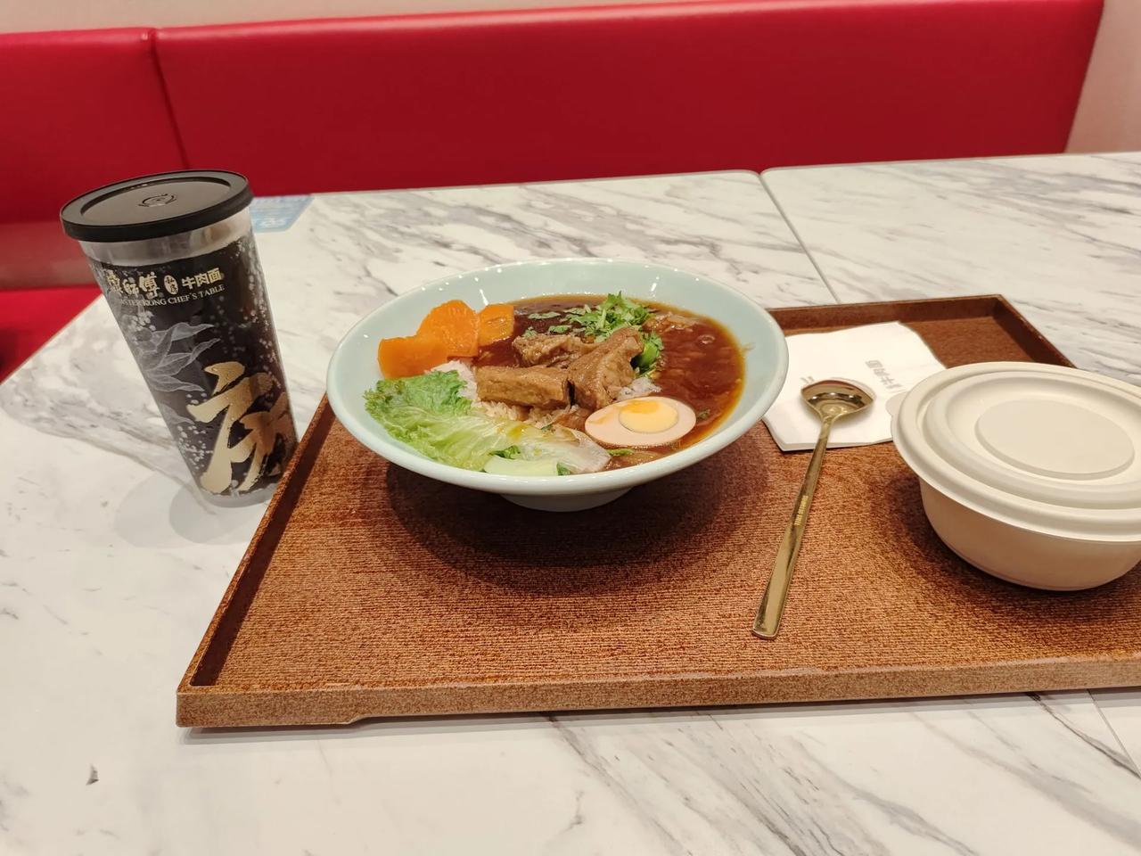 这么一碗面(饭)，三片牛肉，加一杯可乐，50多元，大家觉得贵不贵啊？

来上海，