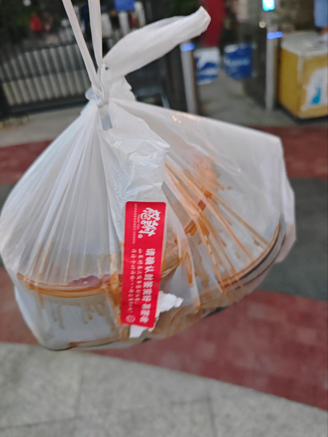美团也是幽默我六点五十多点的外卖等了一个多小时了骑手给我来一句餐洒成这样了问我接
