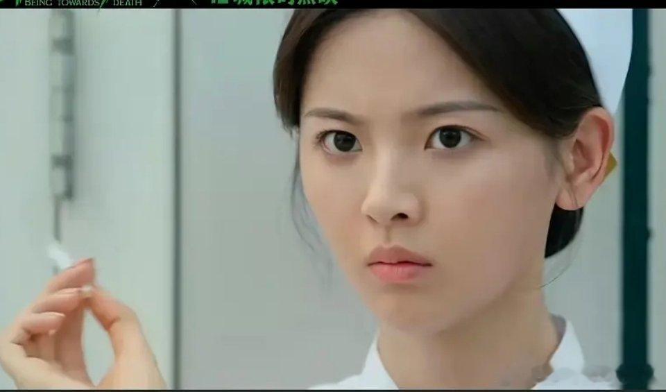 这个抽烟应该是致敬喜剧之王里的张柏芝吧 