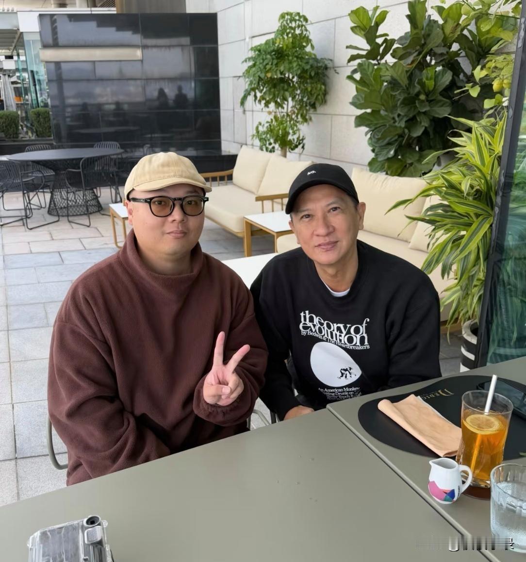 61岁张家辉在香港中环吃饭被偶遇，他打扮朴素 ，和粉丝拍照平易近人啊！[得意][