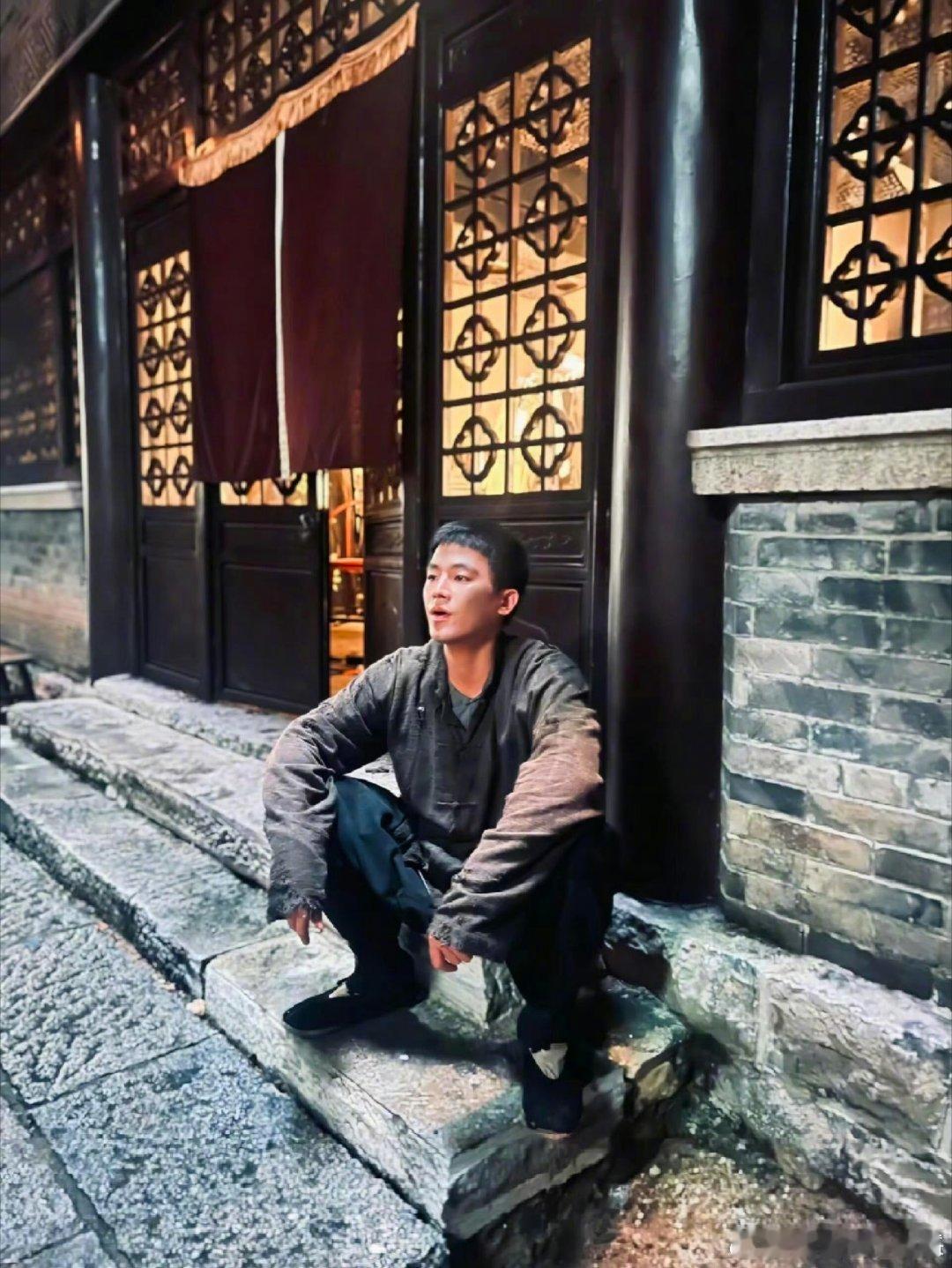 欧豪你三个爹一块演戏不带你欧豪的三个爹爹一起演戏咯，但是没带着欧豪，没关系这次归
