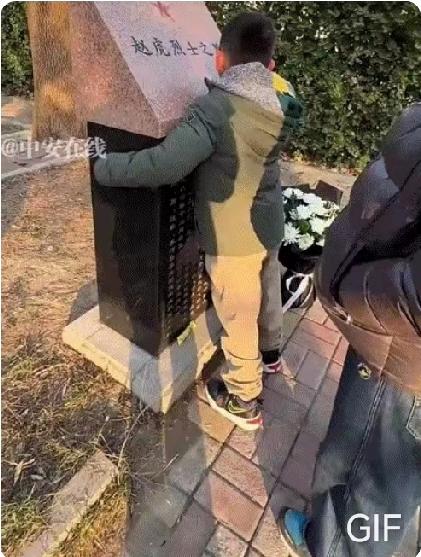 看哭了！山东这位妈妈带着俩娃，六年来第一次去给烈士爸爸扫墓，孩子路上满是期待，可