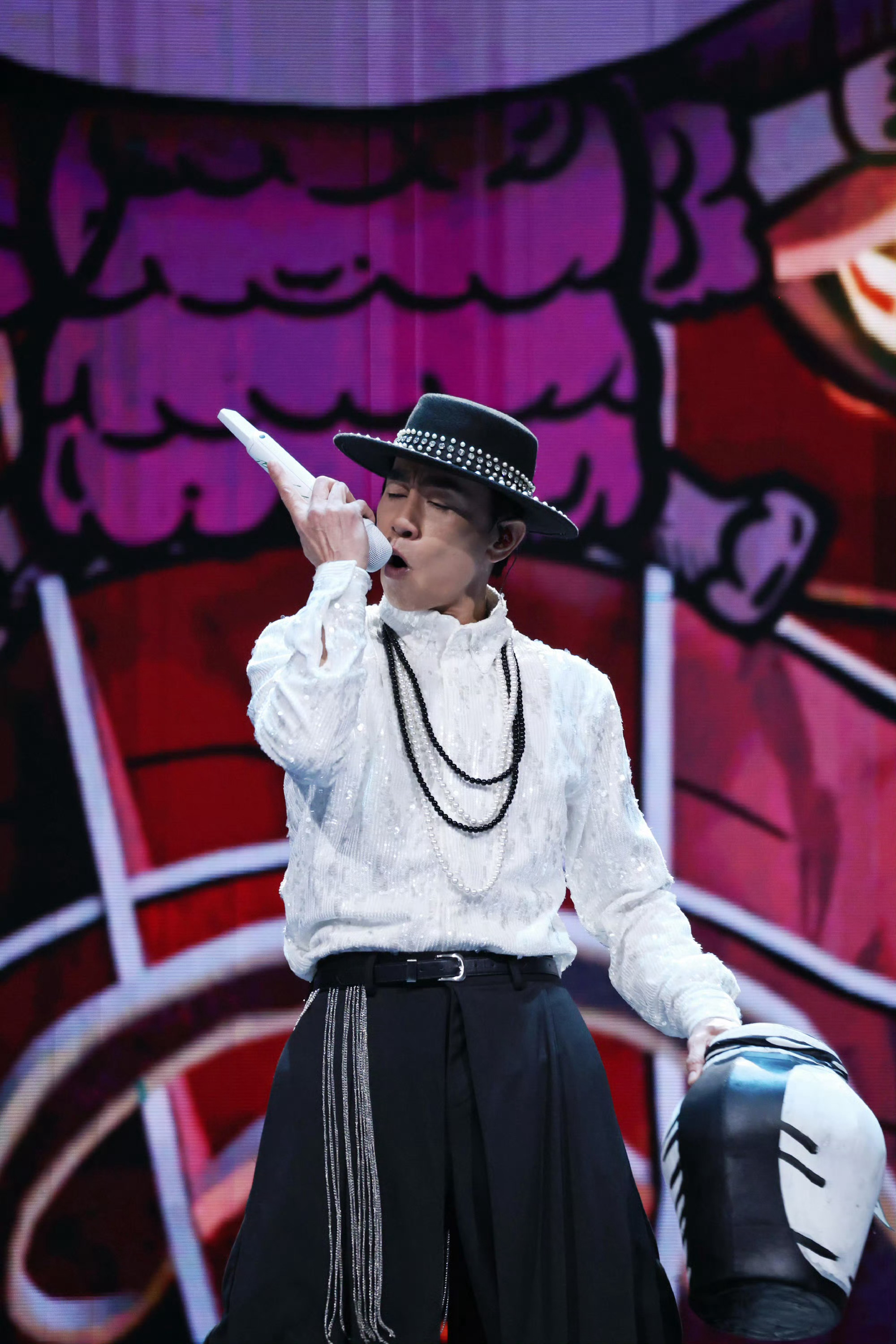 看过陈小春演唱会的才懂只有到了现场，才懂陈小春的舞台有多戳心🎤开口就是满满的岁