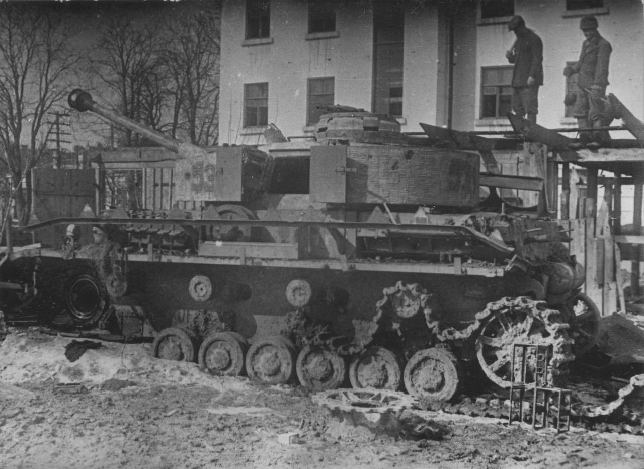 1944 年 3 月，战火笼罩下的乌克兰，普罗斯科夫市（今赫梅利尼茨基）正经历着