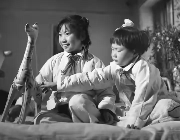 这是当年的“草原英雄小姐妹”：龙梅，玉荣。还有人记得他们的英雄事迹吗？

那是上