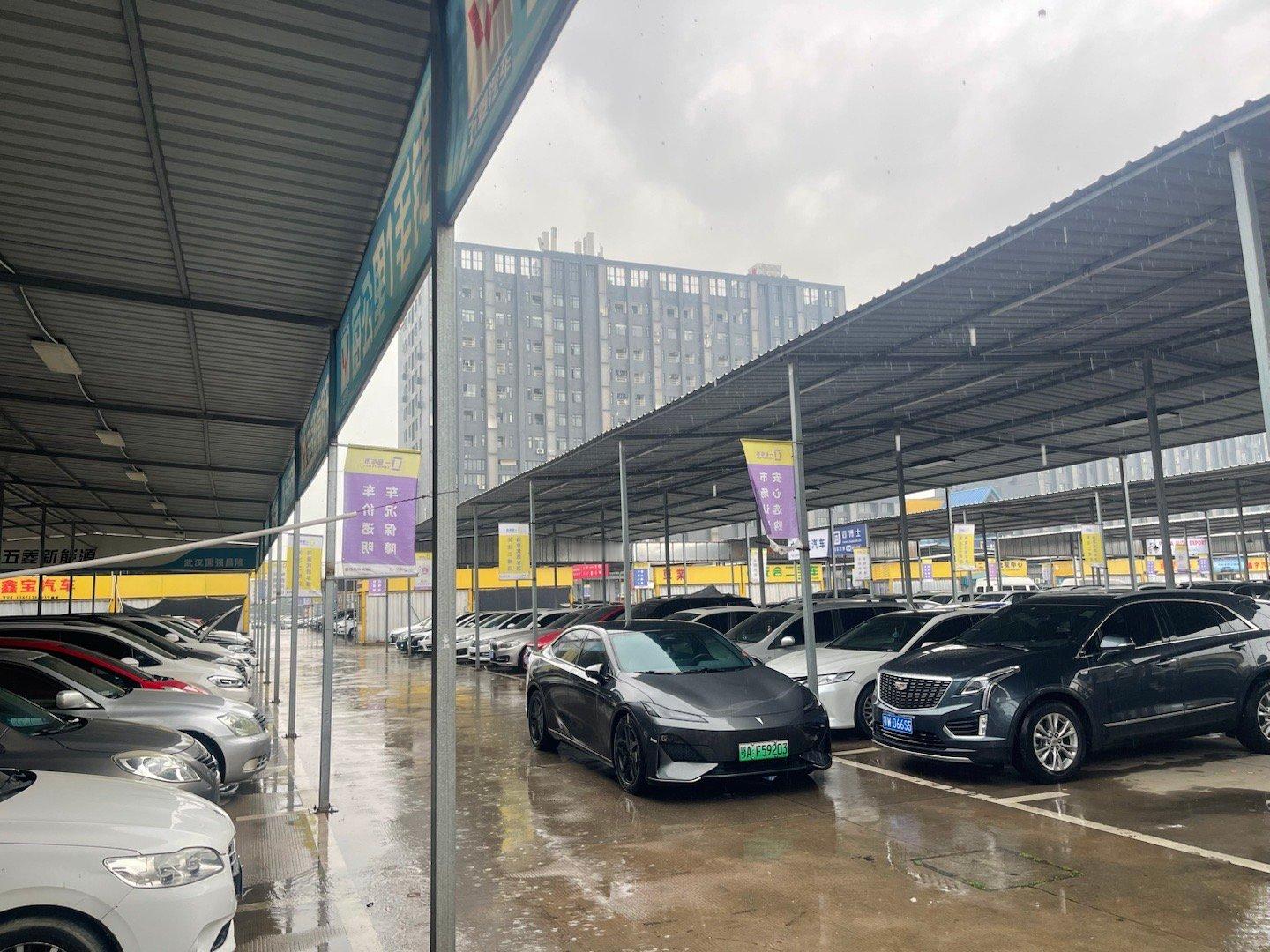 武汉又又下雨了，下雨天怎么能少得了一台车呢？ 现在买车，卖车也方便，在家就能办理