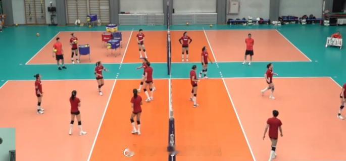 李晨瑄绰号大白，杨昊说身材很适合主攻，力量很足，对抗中狠下球。中国女排