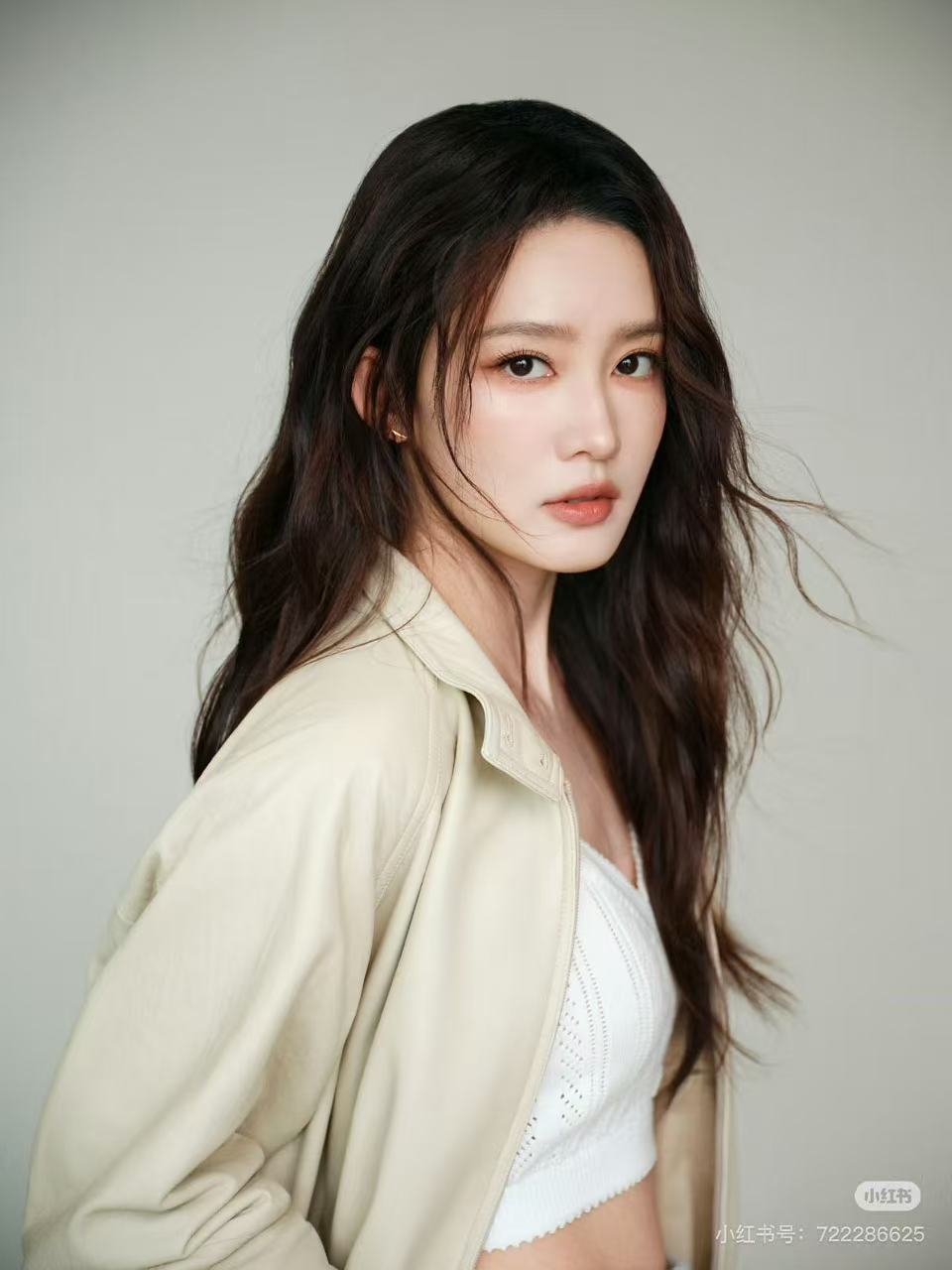 李沁Prada贵气千金李沁真的太美啦！好喜欢她这身穿搭，prada真的被她穿出了