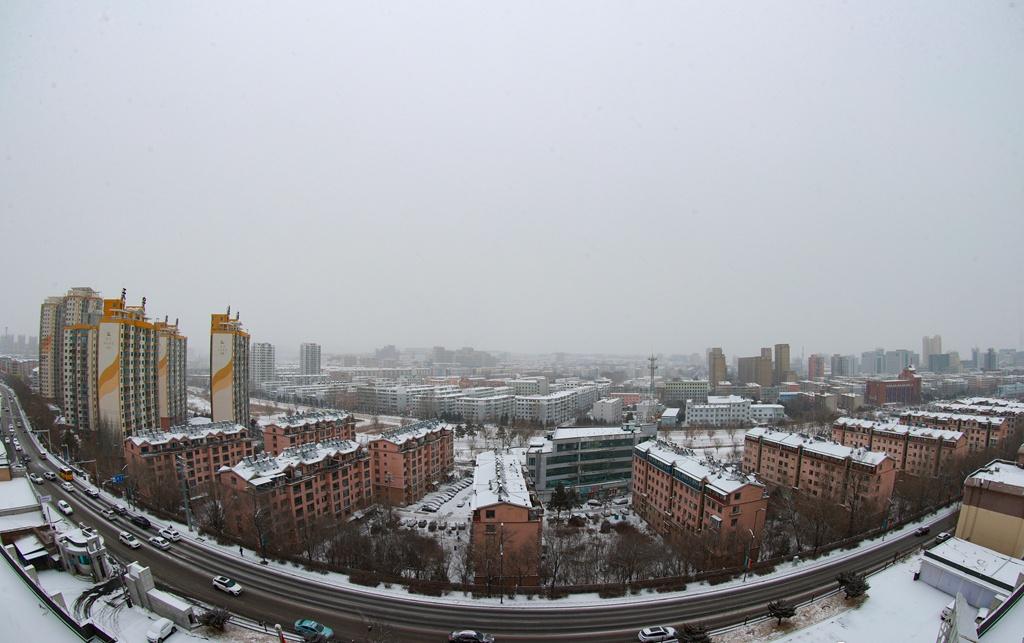 吉林延吉普降瑞雪 城市银装素裹尽显春日诗意

3月6日，吉林省延吉市迎来一场春日