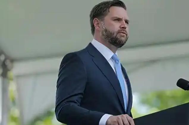 美国副总统万斯反对跟伊朗开战，结果被排挤出了特朗普的权力圈。这让我想起中国历史上