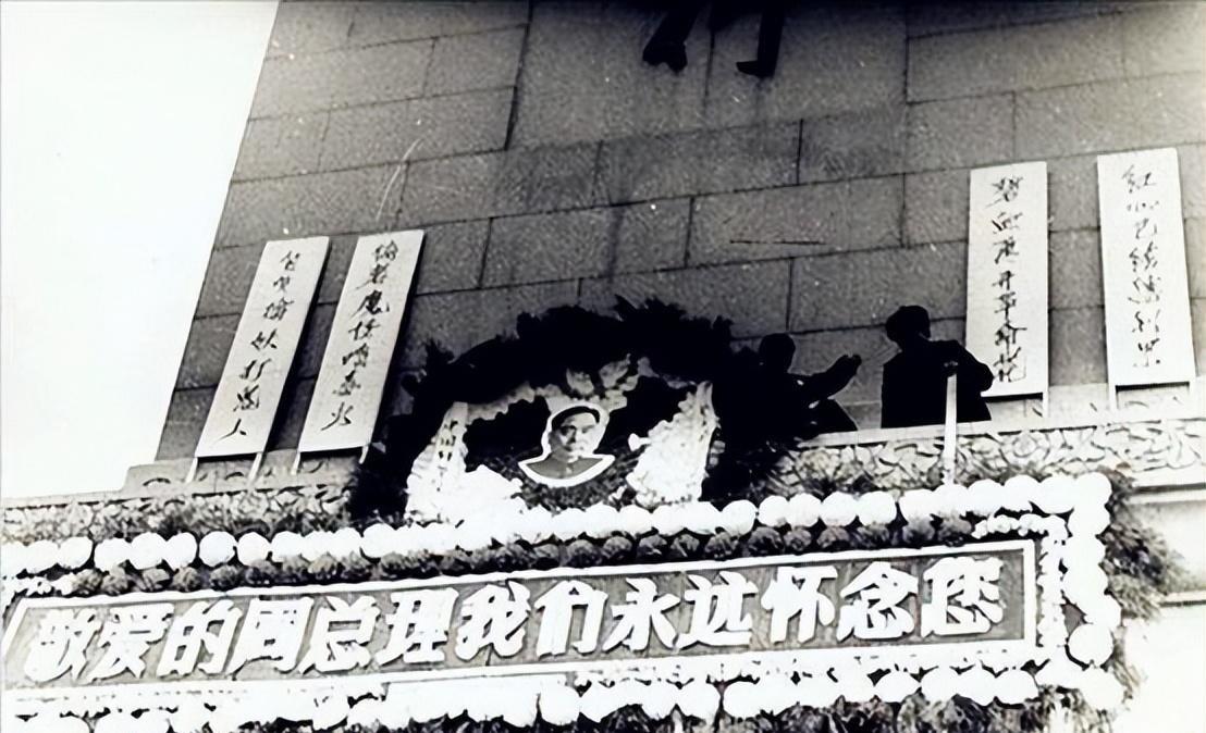 周恩来遗体火化前，乔冠华泣不成声紧握恩来双手，称愿像子女一样送您最后一程
197
