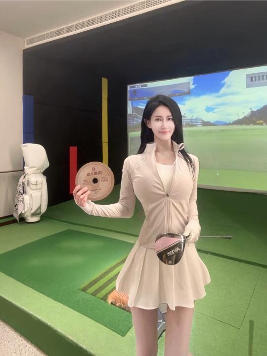 高尔夫女孩｜朋友说我球打得一般，但身材绝了