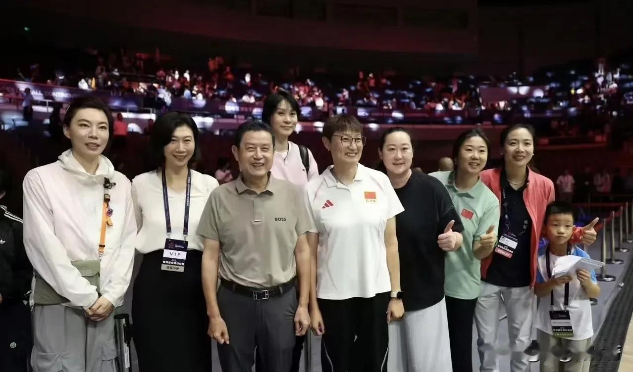 女排“黄金一代”的工作真让别的运动员羡慕，除了她是自由职业。

她们中基本上都在