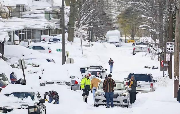 搬到美国居住的弟弟昨晚打来电话，哭着表示：现在的美国简直就像是“世界末日”一样，