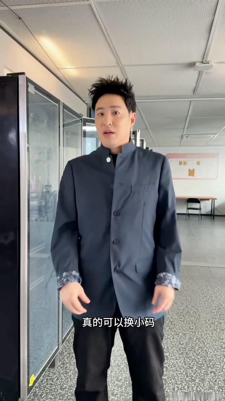 潘玮柏录节目瘦到裤子滑落潘玮柏上美食节目狂吃不胖还瘦了16斤？！最新路透同件衣服