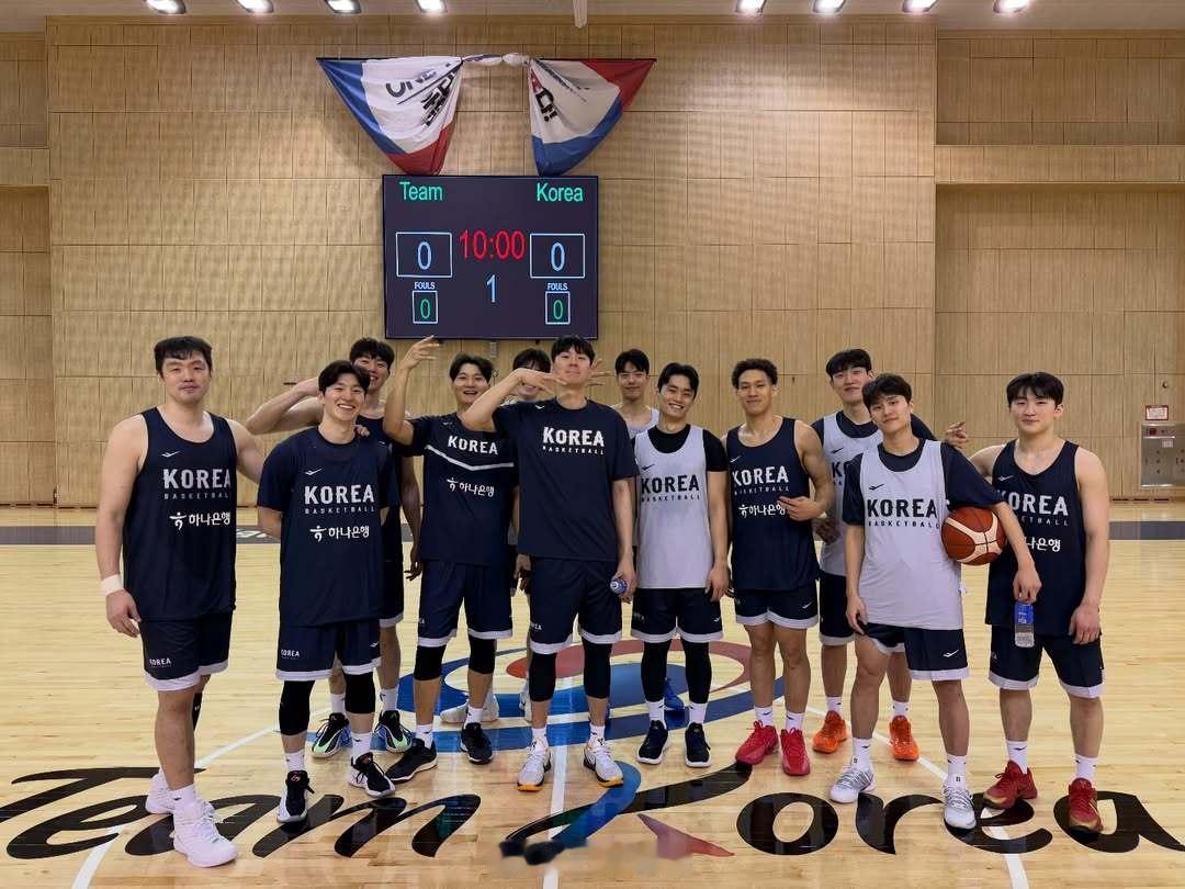 中国男篮 韩国男篮在20日集训首日后，官方也发了球队的合体照。新任外教上任加上伤