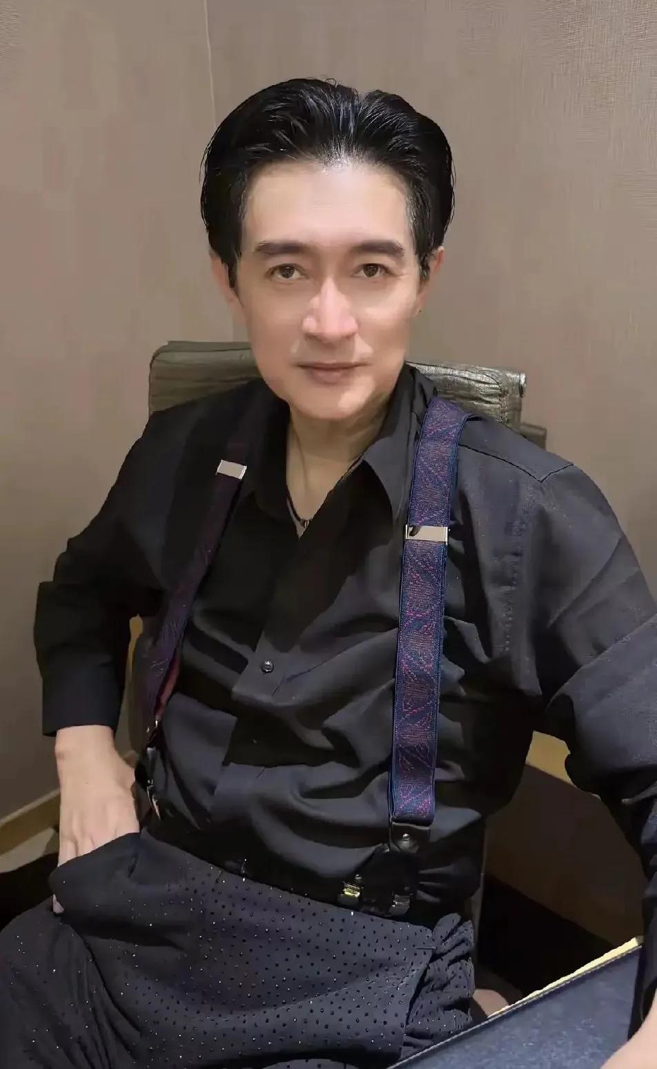 黄安都瘦脱相了，还天天在头条上喊过午不食呢。
我很好奇他有糖尿病，下午一点东西都