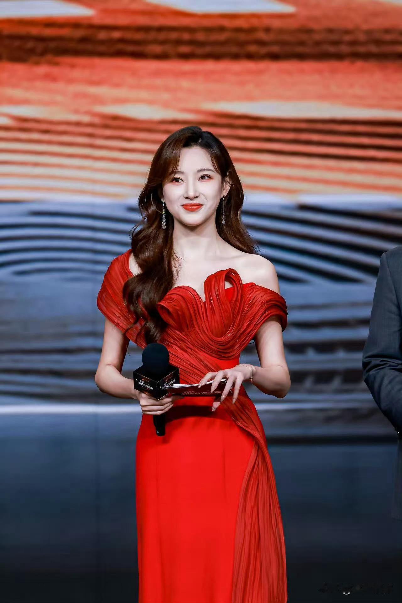 马凡舒主持了几年春晚，还是没有什么热度和国民度，感觉仅限于春晚后一周有点话题…她