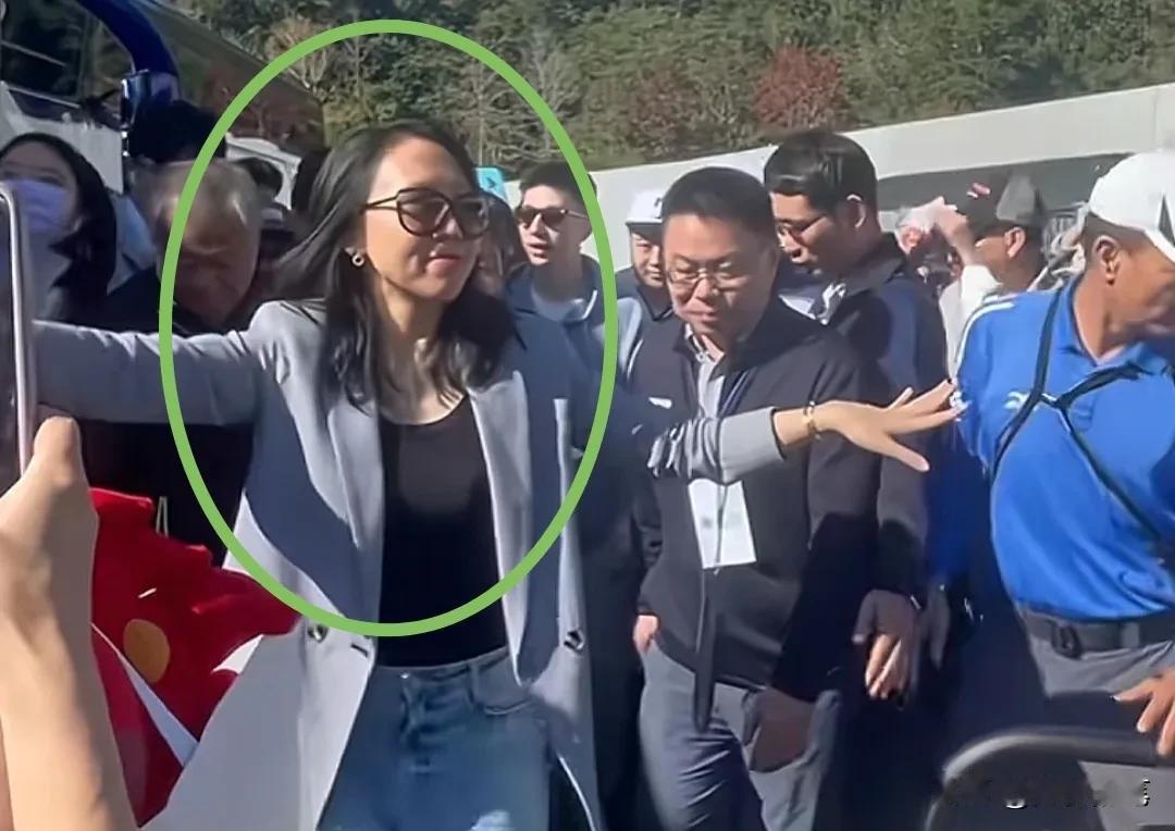 发现没？马龙一行访问台湾这几天里，几乎每个参访活动现场，这一男一女经常都陪在马龙