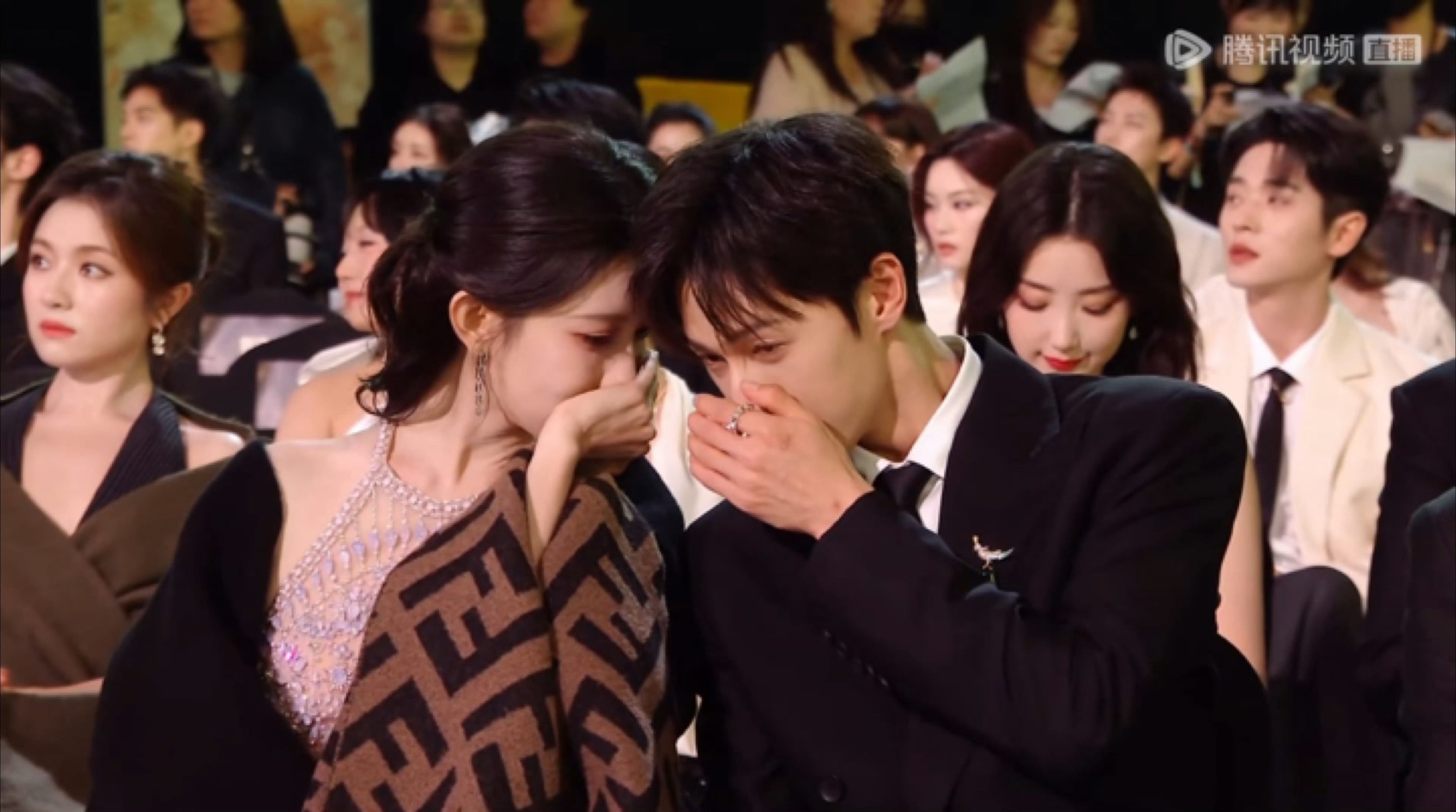 你俩聊啥是我们不能听的！！！ 