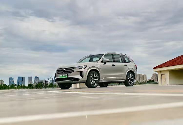 沃尔沃全新XC90比问界M9更值得选？

预算50万级手一台豪华SUV，你会选择