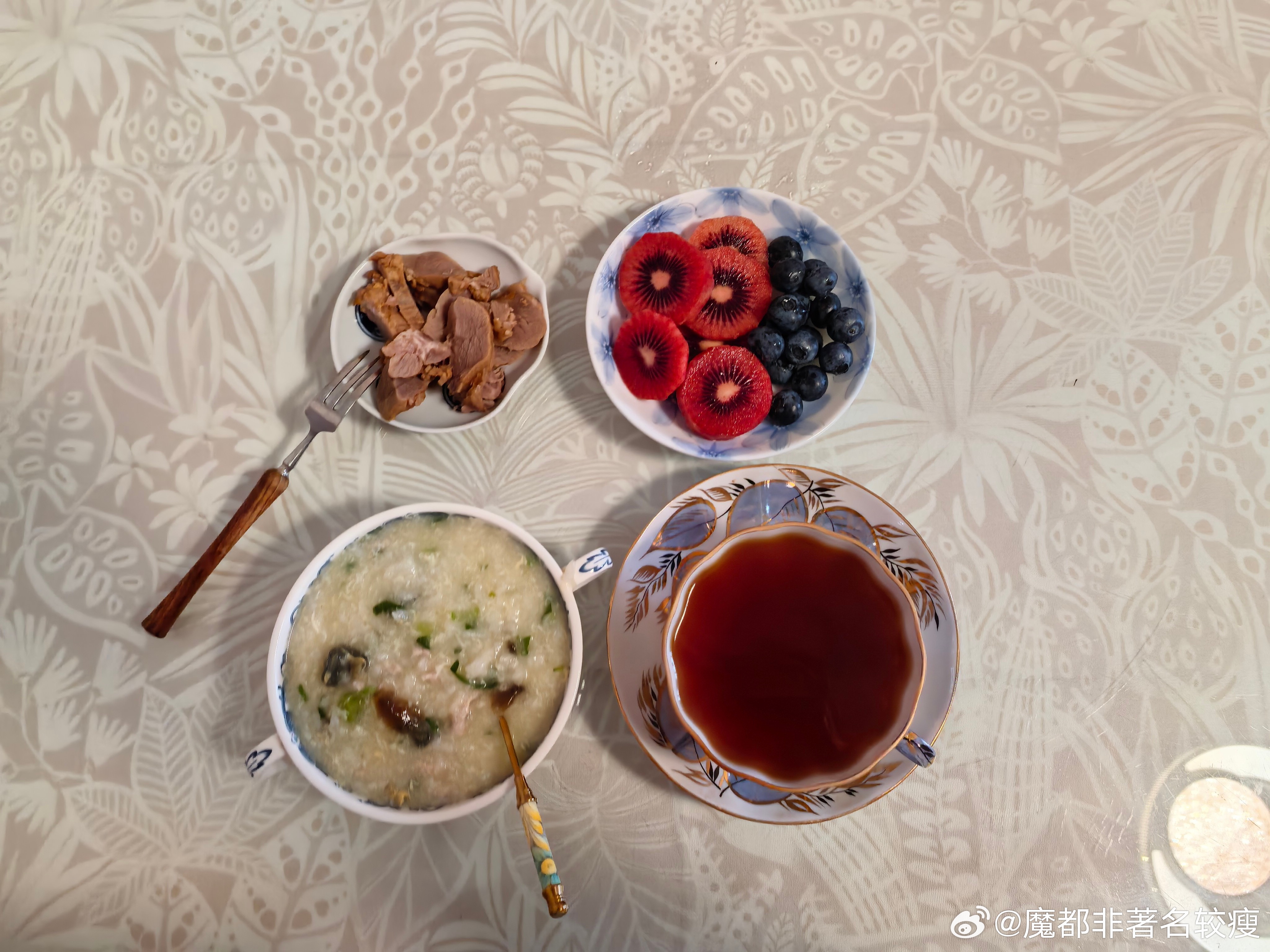 早安，周末愉快！早上煮了一锅皮蛋瘦肉粥，加了点松茸调味料，可以说是我吃过的最好吃