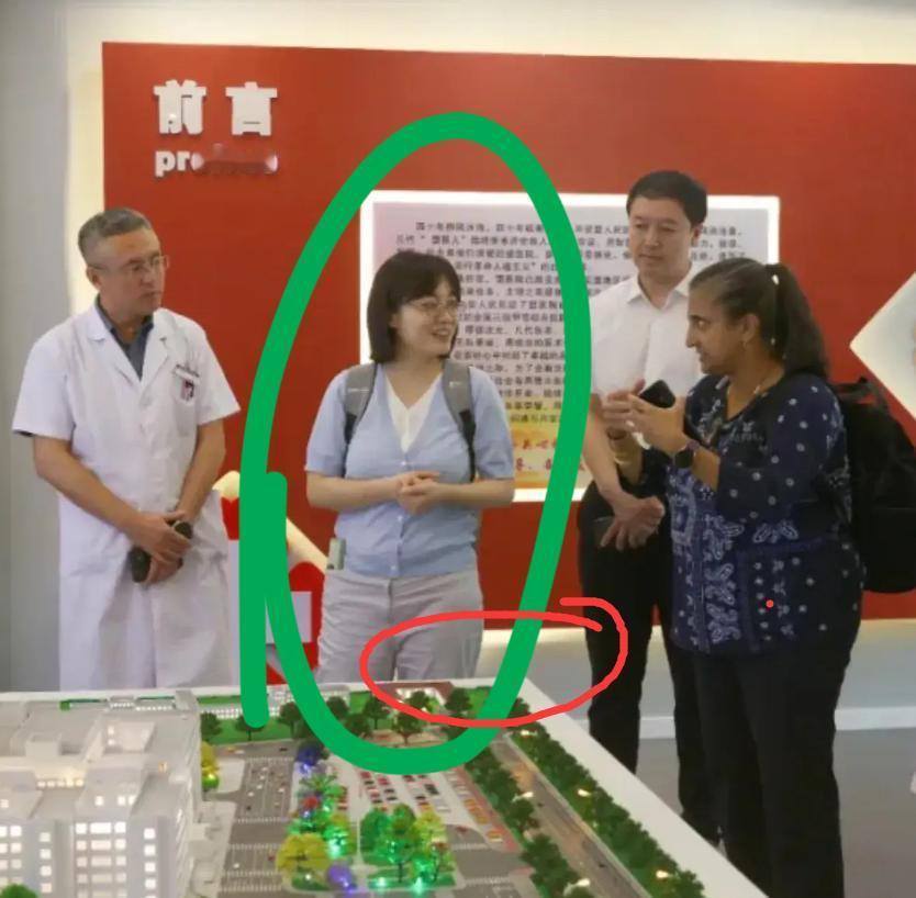 网友挖到一张谷医生2024年的照片，

谷医生受邀到内蒙古医院交流，

照片中可