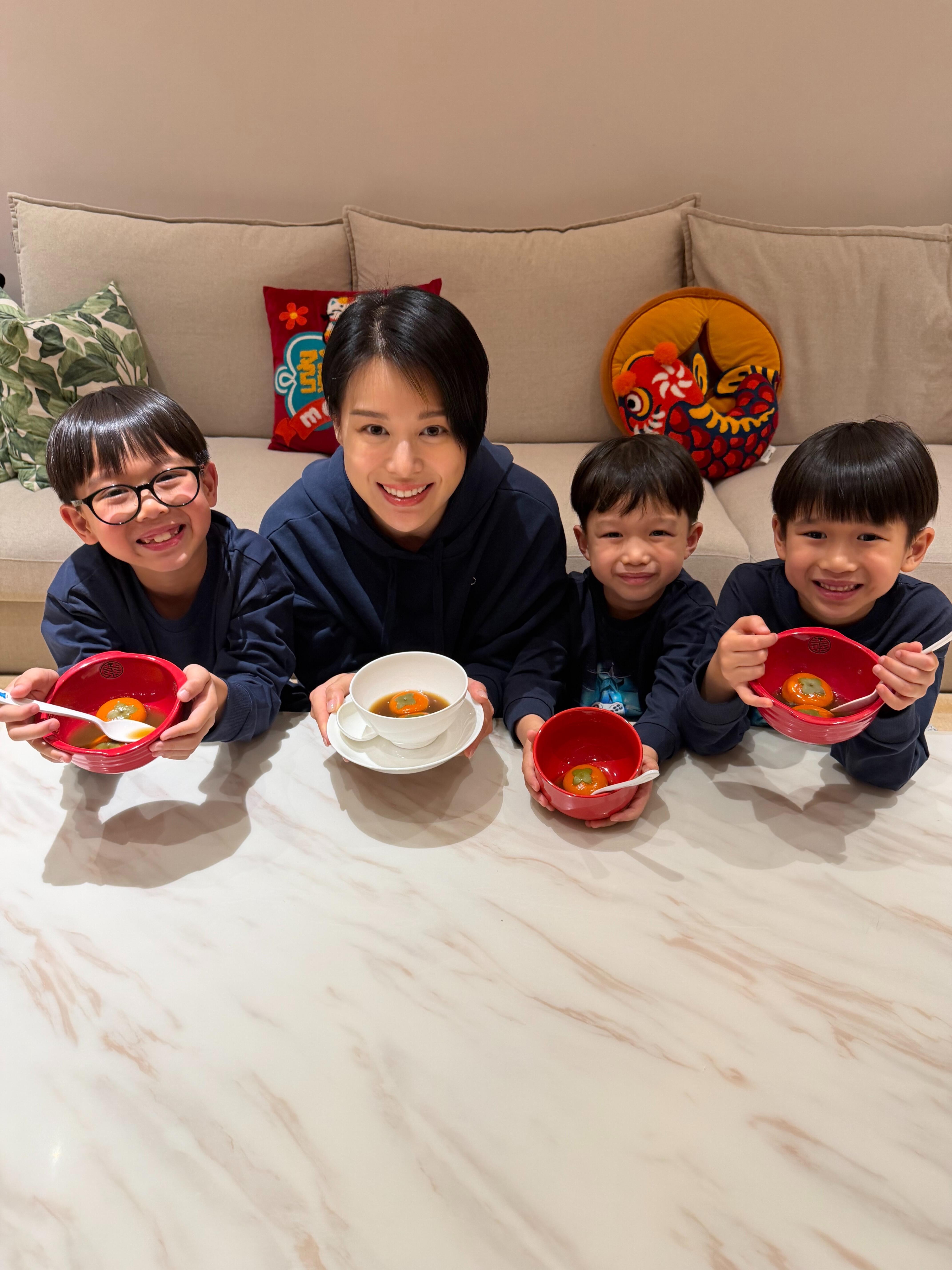 胡杏儿戏里戏外都有三个帅儿子胡杏儿也太有福气啦！剧里三个帅气儿子，现实也有仨宝贝