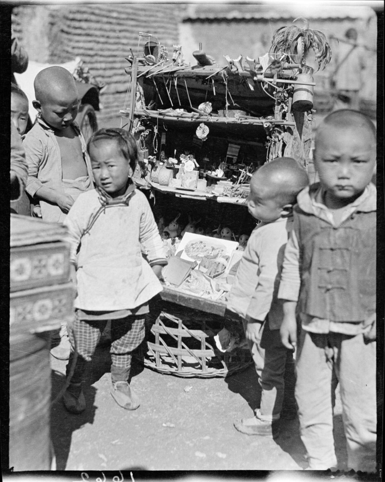 小孩和货郎的货担，北京 ​​​
