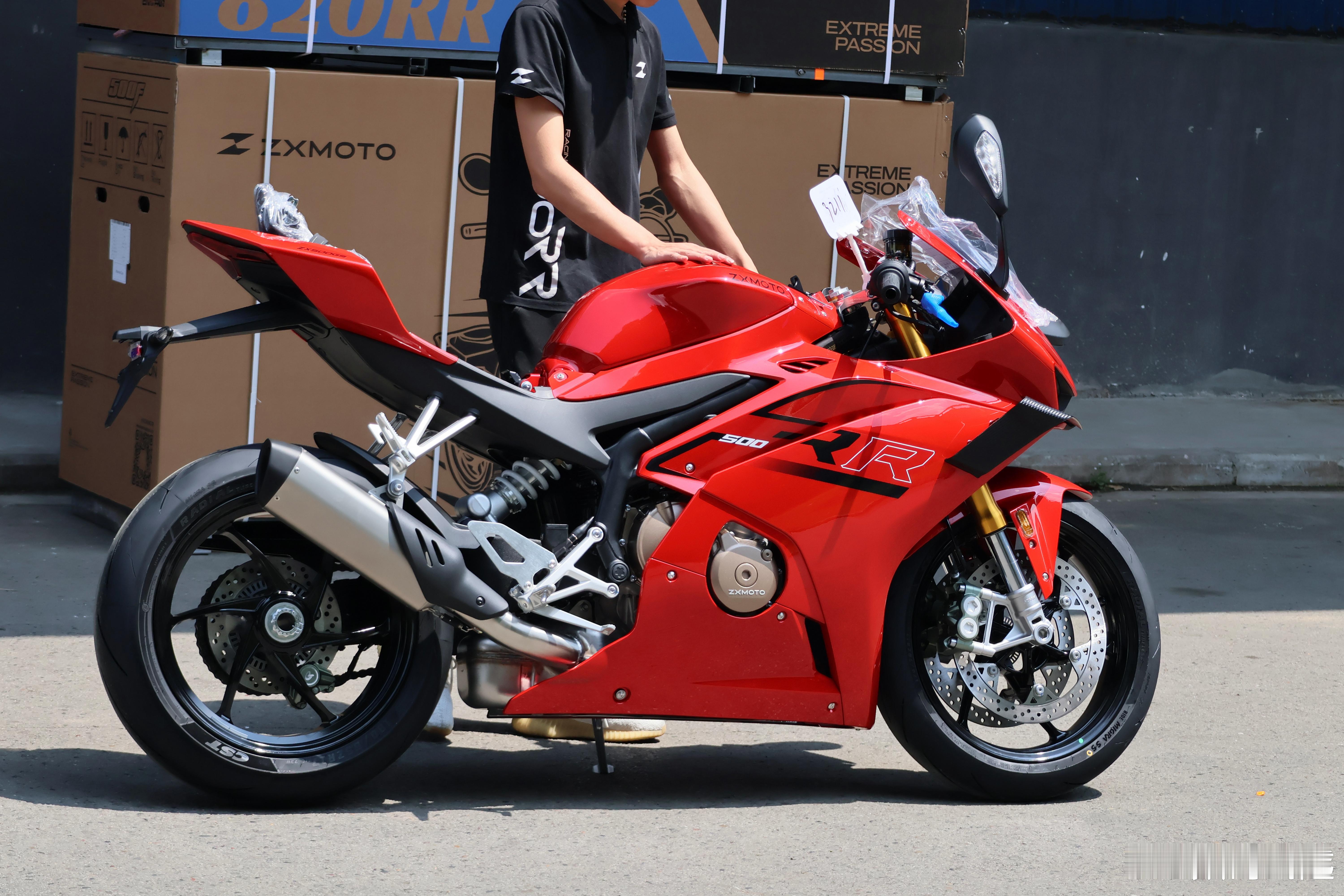 张雪终于把碎屏手机换了屏幕碎了还在用，比赛赢了不停歇，张雪真的是太专注了！这次荣