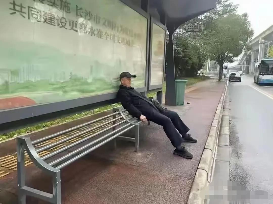这公交站点和公园的凳子设计，别出一致，让你不能放东西，也不能躺，这就是为了不让霸