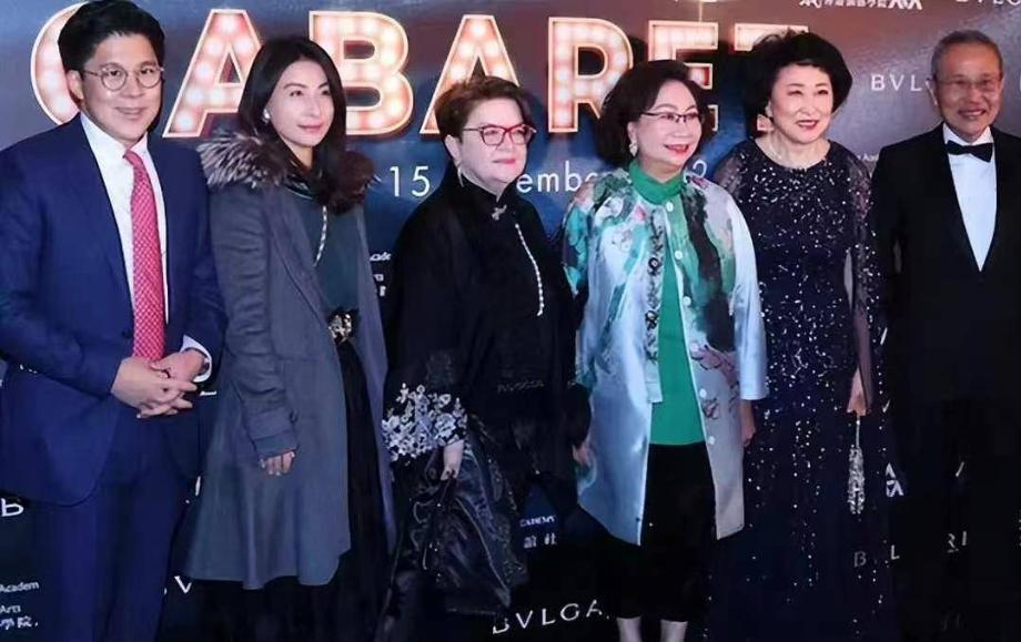 一次慈善晚会上，其他人都穿得珠光宝气，唯有郭晶晶却穿着羽绒服走红毯，照片一出，霍