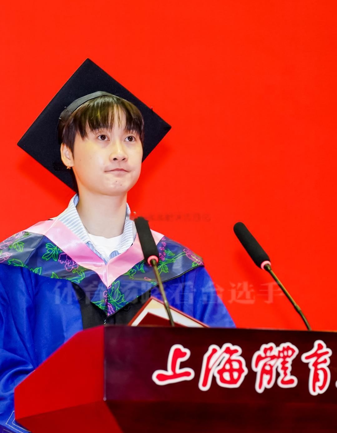 陈雨菲上海体育大学毕业今天，2026届学生毕业典礼举行。浙江籍羽毛球运动员作为毕