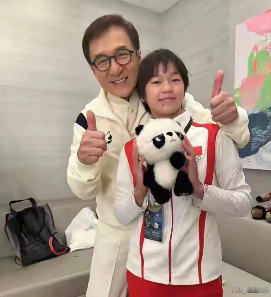 在2024湾区升明月电影音乐晚会上，成龙与全红婵的跨界互动引发全网热议。面对成龙