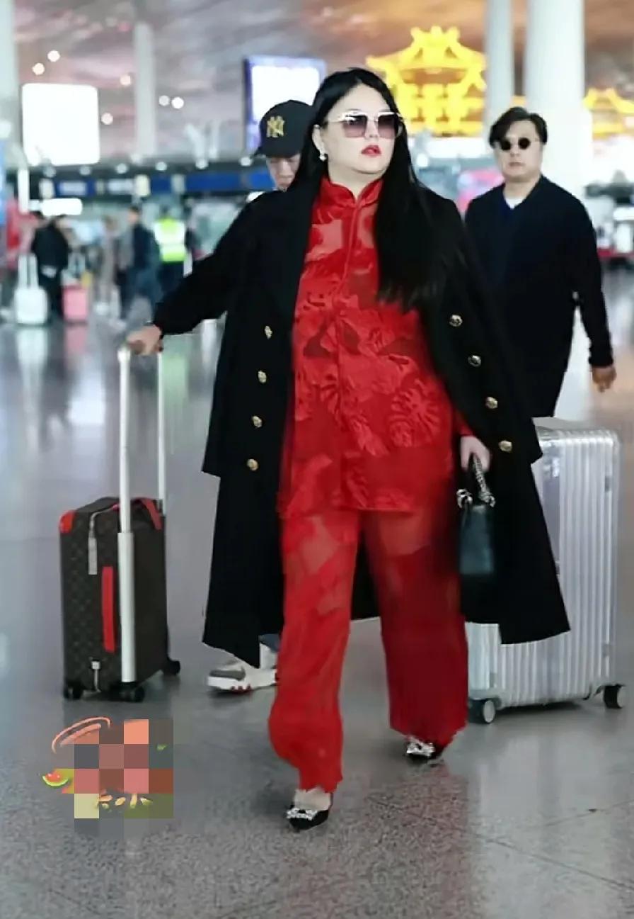 发现李湘很喜欢穿红衣服，以前穿的红裙子很漂亮，这次穿这一身红衣服，有点像那啥，不