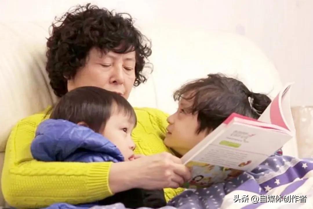 晚年帮娃带孙，摸透人性才不委屈，这几点看透了活得有尊严
 
晚年帮子女带娃，本是