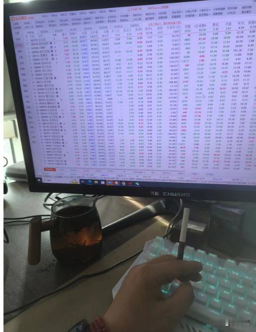 盘后深一根烟！行情没法看了。
成交量继续在5800亿左右，454个红盘，绿盘46