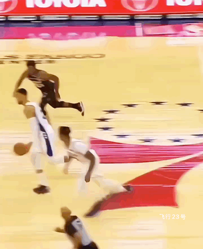 你见过这样打篮球的吗？
就说西蒙斯，他那打球风格真的是独树一帜。进攻端，他三分能